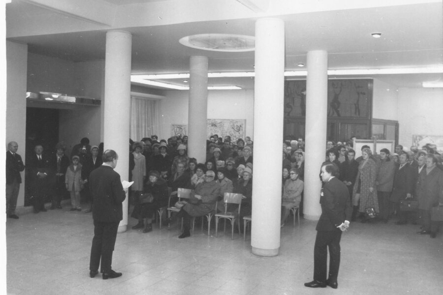 výstavu uvádí Jiří Hlušička, napravo stojí Zdeněk Čubrda; z archivu Jany Vránové